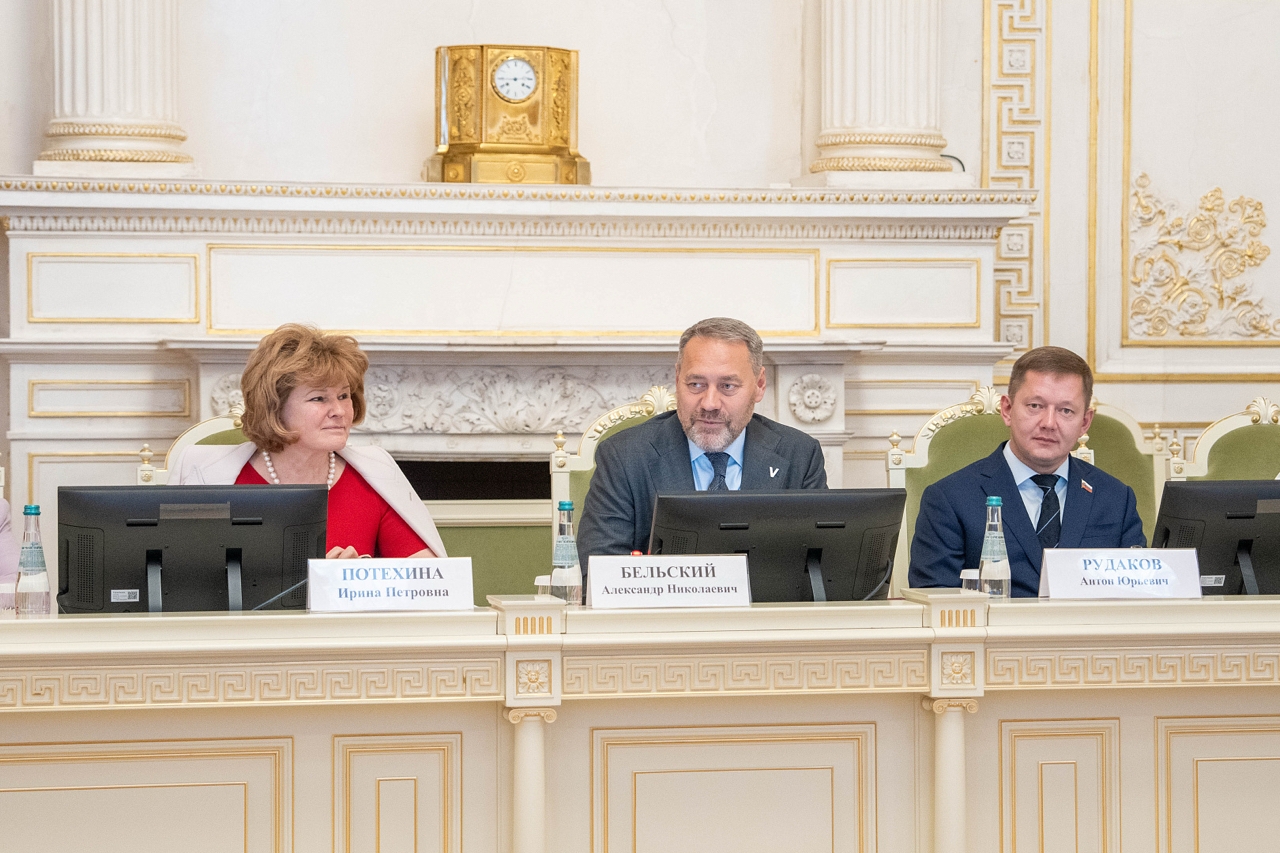 Мы видим, как в профессию приходят талантливые, увлеченные люди, и это залог того, что петербургская педагогическая школа будет жить и развиваться. Хочу еще раз поздравить вас с профессиональным праздником и от души пожелать здоровья, счастья, благополучия и новых успехов в благородном труде, &ndash; сказал Александр Бельский